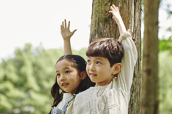 포토 JPG 주간 나무 공원 여자 남자 어린이 자연 미소 소녀 소년 상반신 야외 두명 옆모습 아웃포커스 여름 손들기 한국인 어린이만 국내포토 자연요소 식물 계절 공공시설 뷰포인트 모션 촬영기법 표정 사람 동양인 생태계 파일형식