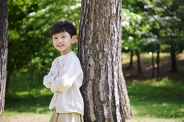 포토 JPG 주간 나무 공원 남자 어린이 자연 한명 미소 소년 상반신 야외 옆모습 여름 팔짱 기댐 한국인 소년한명만 국내포토 자연요소 식물 1 계절 공공시설 뷰포인트 모션 표정 사람 동양인 생태계 남자한명만 소년만 파일형식