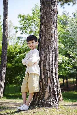 포토 JPG 주간 전신 나무 공원 남자 어린이 자연 한명 서기 미소 소년 야외 옆모습 여름 팔짱 기댐 한국인 소년한명만 국내포토 자연요소 식물 1 계절 공공시설 뷰포인트 모션 표정 사람 동양인 생태계 남자한명만 소년만 파일형식