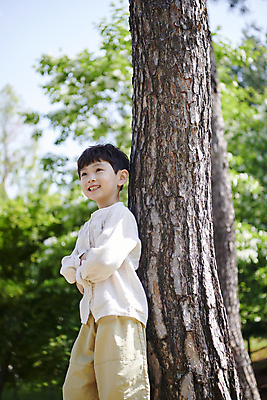 포토 JPG 주간 나무 공원 남자 어린이 자연 한명 미소 소년 상반신 야외 옆모습 아웃포커스 여름 팔짱 기댐 한국인 올려보기 소년한명만 국내포토 자연요소 식물 1 계절 공공시설 뷰포인트 모션 촬영기법 표정 사람 동양인 생태계 남자한명만 소년만 파일형식