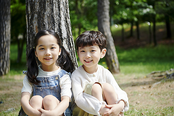 포토 JPG 주간 나무 공원 여자 남자 어린이 자연 미소 앉기 소녀 소년 상반신 야외 두명 앞모습 여름 한국인 어린이만 국내포토 자연요소 식물 계절 공공시설 뷰포인트 모션 표정 사람 동양인 생태계 파일형식