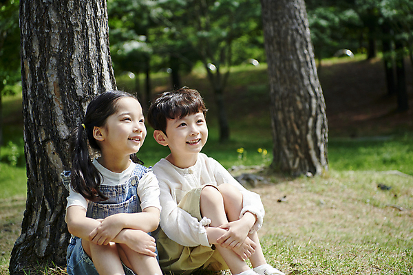 포토 JPG 주간 전신 나무 공원 여자 남자 어린이 자연 미소 앉기 소녀 소년 상반신 야외 두명 앞모습 옆모습 여름 한국인 올려보기 어린이만 국내포토 자연요소 식물 계절 공공시설 뷰포인트 모션 표정 사람 동양인 생태계 파일형식
