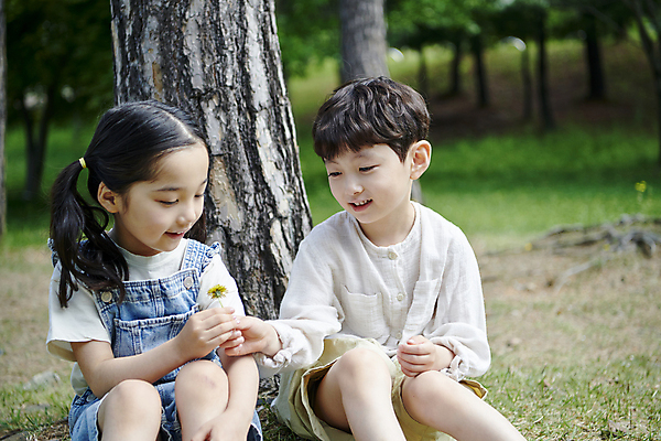 포토 JPG 주간 나무 응시 공원 여자 남자 어린이 자연 선물 미소 들기 앉기 소녀 소년 상반신 야외 두명 앞모습 한국인 민들레 주기 어린이만 국내포토 자연요소 식물 시선 공공시설 꽃 뷰포인트 모션 표정 사람 동양인 생태계 파일형식