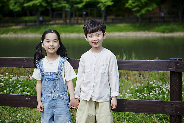 포토 JPG 주간 나무 공원 여자 남자 어린이 자연 미소 소녀 소년 상반신 야외 두명 앞모습 울타리 손잡기 한국인 어린이만 국내포토 자연요소 식물 공공시설 뷰포인트 모션 표정 사람 동양인 담장 생태계 파일형식