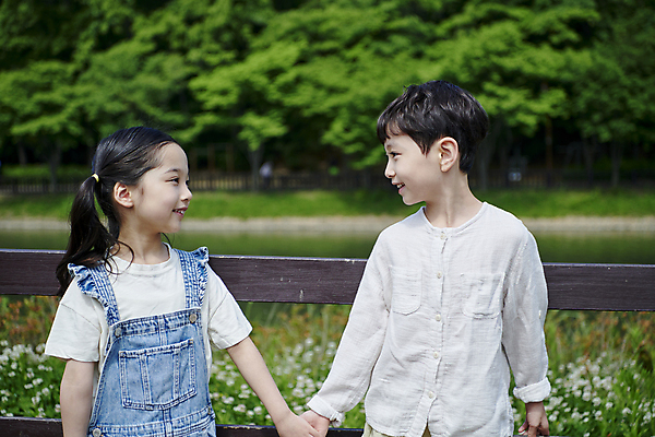 포토 JPG 주간 나무 공원 여자 남자 어린이 자연 미소 소녀 소년 상반신 야외 두명 앞모습 울타리 마주보기 손잡기 한국인 어린이만 국내포토 자연요소 식물 공공시설 뷰포인트 모션 표정 사람 동양인 담장 생태계 파일형식