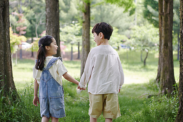 포토 JPG 주간 나무 공원 여자 남자 어린이 자연 미소 소녀 소년 상반신 야외 두명 뒷모습 여름 마주보기 걷기 손잡기 한국인 메타세콰이어 어린이만 국내포토 자연요소 식물 계절 공공시설 뷰포인트 모션 표정 사람 동양인 생태계 파일형식