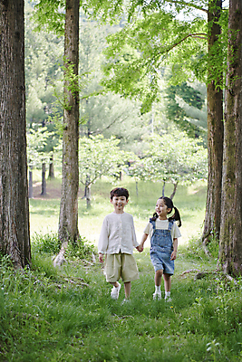 포토 JPG 주간 전신 나무 공원 여자 남자 어린이 자연 미소 소녀 소년 잔디 야외 두명 앞모습 여름 걷기 손잡기 한국인 메타세콰이어 어린이만 국내포토 자연요소 식물 계절 공공시설 뷰포인트 모션 표정 사람 동양인 생태계 파일형식