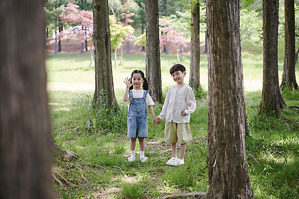 포토 JPG 주간 전신 나무 공원 여자 남자 어린이 자연 서기 미소 소녀 소년 야외 두명 옆모습 여름 손잡기 한국인 소프트포커스 손인사 메타세콰이어 어린이만 국내포토 자연요소 식물 계절 공공시설 뷰포인트 모션 촬영기법 표정 사람 동양인 인사 생태계 파일형식