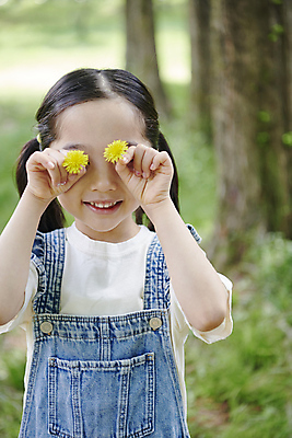 포토 JPG 주간 나무 공원 여자 어린이 자연 한명 미소 들기 소녀 상반신 야외 앞모습 아웃포커스 한국인 눈가림 민들레 소녀한명만 국내포토 자연요소 식물 1 공공시설 꽃 뷰포인트 모션 촬영기법 표정 사람 동양인 가림 생태계 여자한명만 소녀만 파일형식