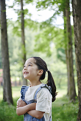 포토 JPG 주간 나무 공원 여자 어린이 자연 한명 미소 소녀 상반신 야외 옆모습 아웃포커스 팔짱 한국인 올려보기 관찰 소녀한명만 국내포토 자연요소 식물 1 공공시설 뷰포인트 모션 촬영기법 표정 사람 동양인 생태계 여자한명만 소녀만 파일형식
