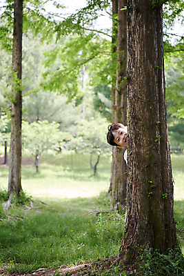 포토 JPG 주간 나무 공원 남자 어린이 장난 자연 한명 미소 소년 상반신 야외 앞모습 여름 한국인 엿보기 소년한명만 나오기 국내포토 자연요소 식물 1 계절 공공시설 뷰포인트 모션 표정 사람 동양인 생태계 남자한명만 소년만 파일형식