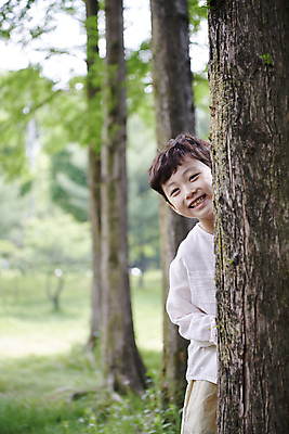 포토 JPG 주간 나무 공원 남자 어린이 장난 자연 한명 미소 소년 상반신 야외 앞모습 아웃포커스 여름 한국인 엿보기 소년한명만 나오기 국내포토 자연요소 식물 1 계절 공공시설 뷰포인트 모션 촬영기법 표정 사람 동양인 생태계 남자한명만 소년만 파일형식