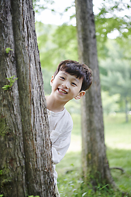 포토 JPG 주간 나무 공원 남자 어린이 장난 자연 한명 미소 소년 상반신 야외 앞모습 여름 한국인 엿보기 소년한명만 나오기 국내포토 자연요소 식물 1 계절 공공시설 뷰포인트 모션 표정 사람 동양인 생태계 남자한명만 소년만 파일형식