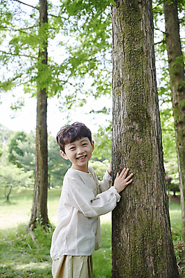 포토 JPG 주간 나무 공원 남자 어린이 자연 한명 미소 소년 상반신 야외 옆모습 여름 한국인 손짚기 소년한명만 국내포토 자연요소 식물 1 계절 공공시설 뷰포인트 표정 사람 동양인 손짓 생태계 남자한명만 소년만 파일형식