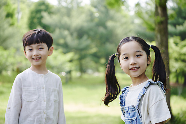 포토 JPG 주간 나무 공원 여자 남자 어린이 자연 미소 소녀 소년 상반신 야외 두명 앞모습 옆모습 한국인 민들레 어린이만 국내포토 자연요소 식물 공공시설 꽃 뷰포인트 표정 사람 동양인 생태계 파일형식
