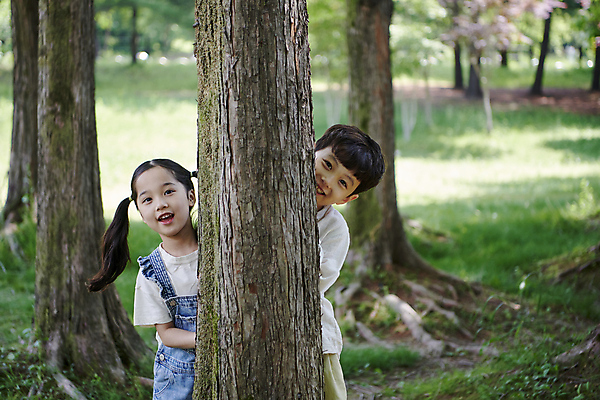 포토 JPG 주간 나무 공원 여자 남자 어린이 자연 미소 소녀 소년 상반신 야외 두명 앞모습 여름 한국인 엿보기 어린이만 나오기 국내포토 자연요소 식물 계절 공공시설 뷰포인트 모션 표정 사람 동양인 생태계 파일형식