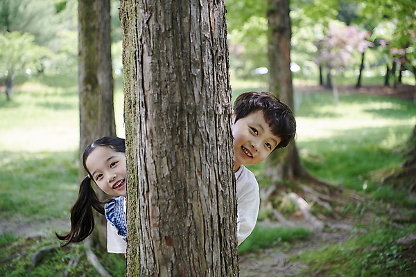 포토 JPG 주간 나무 공원 여자 남자 어린이 자연 미소 소녀 소년 상반신 야외 두명 앞모습 여름 한국인 엿보기 어린이만 나오기 국내포토 자연요소 식물 계절 공공시설 뷰포인트 모션 표정 사람 동양인 생태계 파일형식