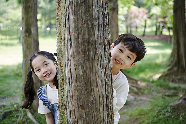 포토 JPG 주간 나무 공원 여자 남자 어린이 자연 미소 소녀 소년 상반신 야외 두명 앞모습 여름 한국인 엿보기 어린이만 나오기 국내포토 자연요소 식물 계절 공공시설 뷰포인트 모션 표정 사람 동양인 생태계 파일형식