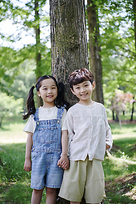 포토 JPG 주간 나무 공원 여자 남자 어린이 자연 미소 소녀 소년 상반신 야외 두명 앞모습 여름 손잡기 한국인 어린이만 국내포토 자연요소 식물 계절 공공시설 뷰포인트 모션 표정 사람 동양인 생태계 파일형식