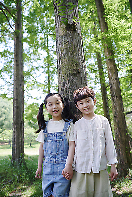 포토 JPG 주간 나무 공원 여자 남자 어린이 자연 미소 소녀 소년 상반신 야외 두명 앞모습 여름 손잡기 한국인 어린이만 국내포토 자연요소 식물 계절 공공시설 뷰포인트 모션 표정 사람 동양인 생태계 파일형식