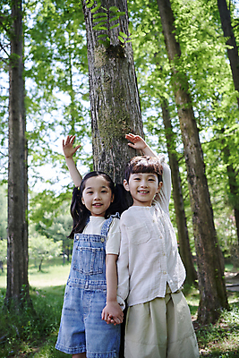 포토 JPG 주간 나무 공원 여자 남자 어린이 자연 미소 소녀 소년 상반신 야외 두명 앞모습 여름 한국인 메타세콰이어 어린이만 국내포토 자연요소 식물 계절 공공시설 뷰포인트 표정 사람 동양인 생태계 파일형식