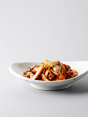 포토 JPG 접시 한식 음식 반찬 김치 사람없음 배추 배추김치 플레이팅 국내포토 식기 채소 상차림 파일형식