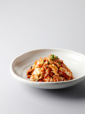 포토 JPG 접시 한식 음식 반찬 김치 사람없음 배추 배추김치 플레이팅 국내포토 식기 채소 상차림 파일형식