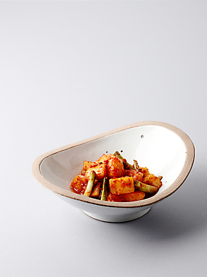 포토 JPG 접시 한식 음식 반찬 사람없음 무 깍두기 플레이팅 국내포토 식기 김치 뿌리채소 상차림 파일형식