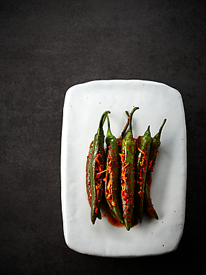 포토 JPG 접시 한식 음식 고추 반찬 김치 사람없음 고추김치 플레이팅 국내포토 식기 채소 상차림 파일형식