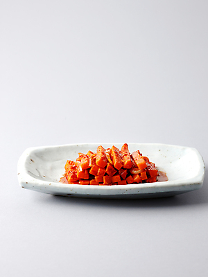 포토 JPG 접시 한식 음식 반찬 김치 사람없음 당근 플레이팅 국내포토 식기 뿌리채소 상차림 파일형식