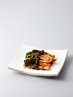 포토 JPG 접시 한식 음식 반찬 김치 사람없음 파 파김치 플레이팅 국내포토 식기 채소 상차림 파일형식