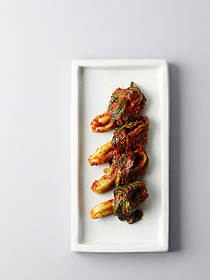 포토 JPG 접시 한식 음식 줄기 반찬 김치 사람없음 하이앵글 일렬 열무김치 열무 플레이팅 국내포토 식물 식기 뷰포인트 무 상차림 파일형식