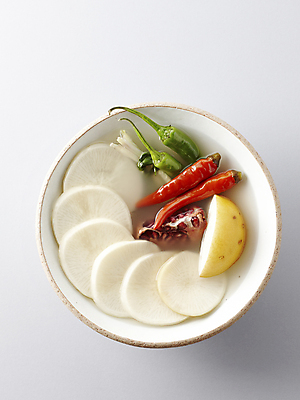 포토 JPG 그릇 한식 음식 고추 반찬 사람없음 하이앵글 배 무 석류 동치미 한그릇 플레이팅 국내포토 1 식기 뷰포인트 채소 과일 김치 뿌리채소 상차림 파일형식