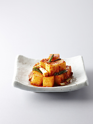 포토 JPG 접시 한식 음식 반찬 사람없음 무 깍두기 플레이팅 국내포토 식기 김치 뿌리채소 상차림 파일형식