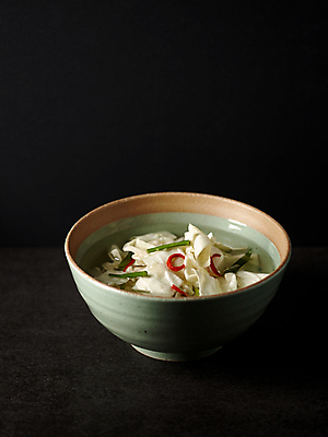 포토 JPG 그릇 한식 음식 반찬 사람없음 양배추 동치미 한그릇 플레이팅 국내포토 1 식기 채소 김치 상차림 파일형식