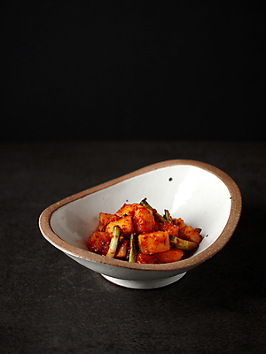 포토 JPG 접시 한식 음식 반찬 사람없음 무 깍두기 플레이팅 국내포토 식기 김치 뿌리채소 상차림 파일형식