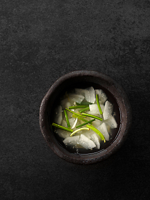 포토 JPG 그릇 한식 음식 반찬 사람없음 하이앵글 무 동치미 한그릇 플레이팅 국내포토 1 식기 뷰포인트 김치 뿌리채소 상차림 파일형식