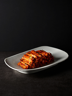 포토 JPG 접시 한식 음식 반찬 김치 사람없음 무 무김치 플레이팅 국내포토 식기 뿌리채소 상차림 파일형식