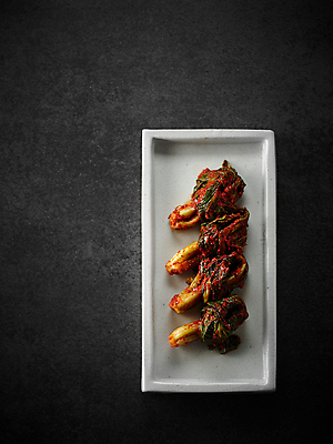 포토 JPG 접시 한식 음식 줄기 반찬 김치 사람없음 열무김치 열무 플레이팅 국내포토 식물 식기 무 상차림 파일형식