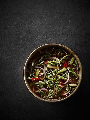 포토 JPG 그릇 한식 음식 반찬 양파 사람없음 하이앵글 양념 돌나물 봄나물 한그릇 플레이팅 국내포토 1 식기 뷰포인트 채소 상차림 나물 파일형식