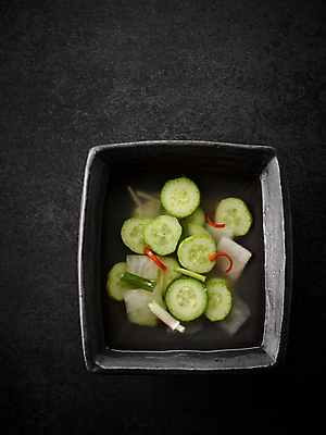 포토 JPG 그릇 한식 음식 반찬 오이 사람없음 하이앵글 동치미 한그릇 플레이팅 국내포토 1 식기 뷰포인트 채소 김치 상차림 파일형식