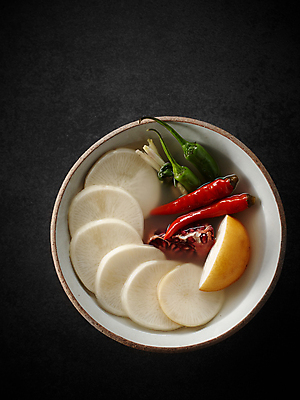 포토 JPG 그릇 한식 음식 고추 반찬 사람없음 하이앵글 배 무 석류 동치미 한그릇 플레이팅 국내포토 1 식기 뷰포인트 채소 과일 김치 뿌리채소 상차림 파일형식