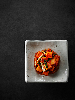 포토 JPG 접시 한식 음식 반찬 사람없음 하이앵글 무 깍두기 플레이팅 국내포토 식기 뷰포인트 김치 뿌리채소 상차림 파일형식