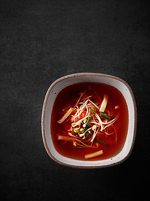 포토 JPG 그릇 한식 음식 반찬 사람없음 하이앵글 콩나물 한그릇 콩나물물김치 플레이팅 국내포토 1 식기 뷰포인트 채소 상차림 나물 물김치 파일형식 북한음식