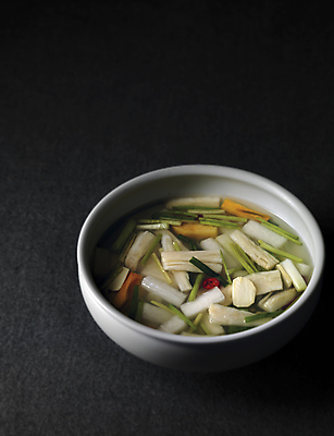 포토 JPG 그릇 한식 음식 반찬 사람없음 무 동치미 한그릇 플레이팅 국내포토 1 식기 김치 뿌리채소 상차림 파일형식