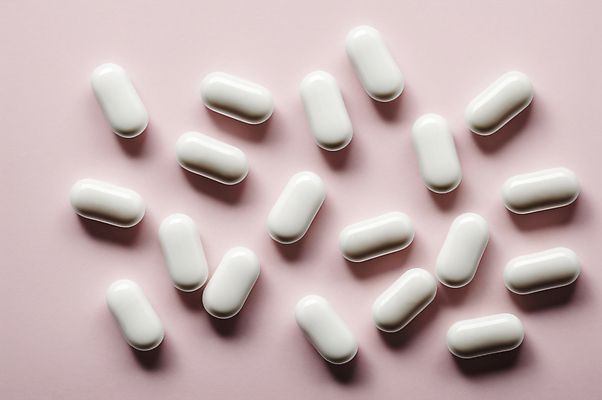 JPG 편집이미지 그림자 사람없음 알약 약 여러개 흰색 많음 편집실사 AI포토 AI콘텐츠 컬러 다수 컨셉 의학 CG 파일형식