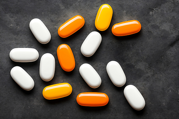 JPG 편집이미지 사람없음 알약 약 주황색 여러개 흰색 많음 편집실사 AI포토 AI콘텐츠 컬러 다수 컨셉 의학 CG 파일형식