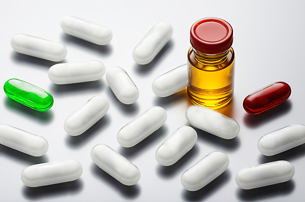 JPG 편집이미지 그림자 사람없음 알약 약 여러개 흰색 약병 많음 바이알 편집실사 AI포토 AI콘텐츠 컬러 다수 컨셉 의학 의료용품 CG 병_담는 파일형식