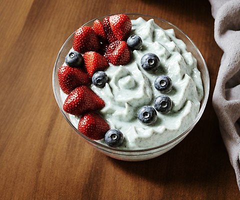 JPG 편집이미지 그릇 음식 딸기 사람없음 디지털합성 블루베리 토핑 요거트 나무탁자 편집소스 편집실사 AI포토 AI콘텐츠 식기 과일 탁자 유제품 CG 파일형식