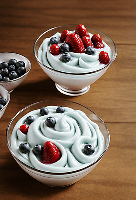 JPG 편집이미지 그릇 음식 딸기 사람없음 디지털합성 블루베리 토핑 요거트 나무탁자 편집소스 편집실사 AI포토 AI콘텐츠 식기 과일 탁자 유제품 CG 파일형식